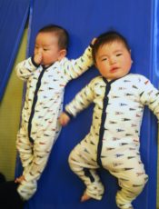 きょうだいがいる赤ちゃんへのマッサージ