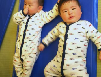 きょうだいがいる赤ちゃんへのマッサージ