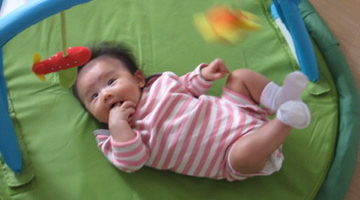 赤ちゃんの指しゃぶり