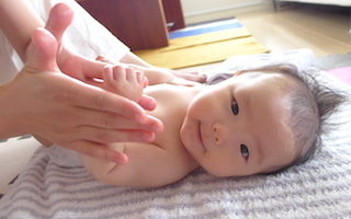 インファントマッサージのレッスン
