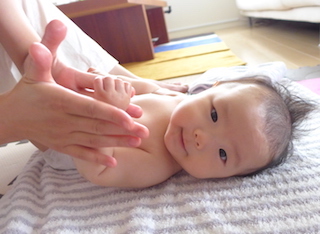 インファントマッサージのレッスン
